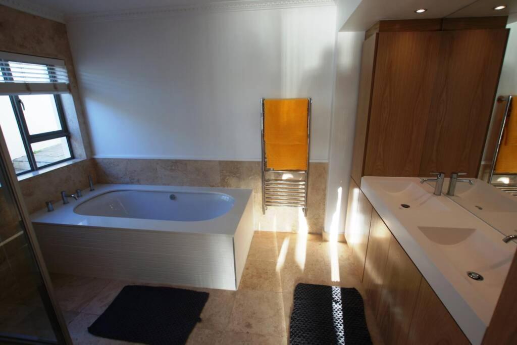 The Baules Camps Bay, Spectacular Luxury